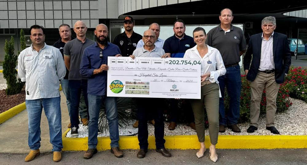 Associação entrega cheque de evento à diretoria do HSL