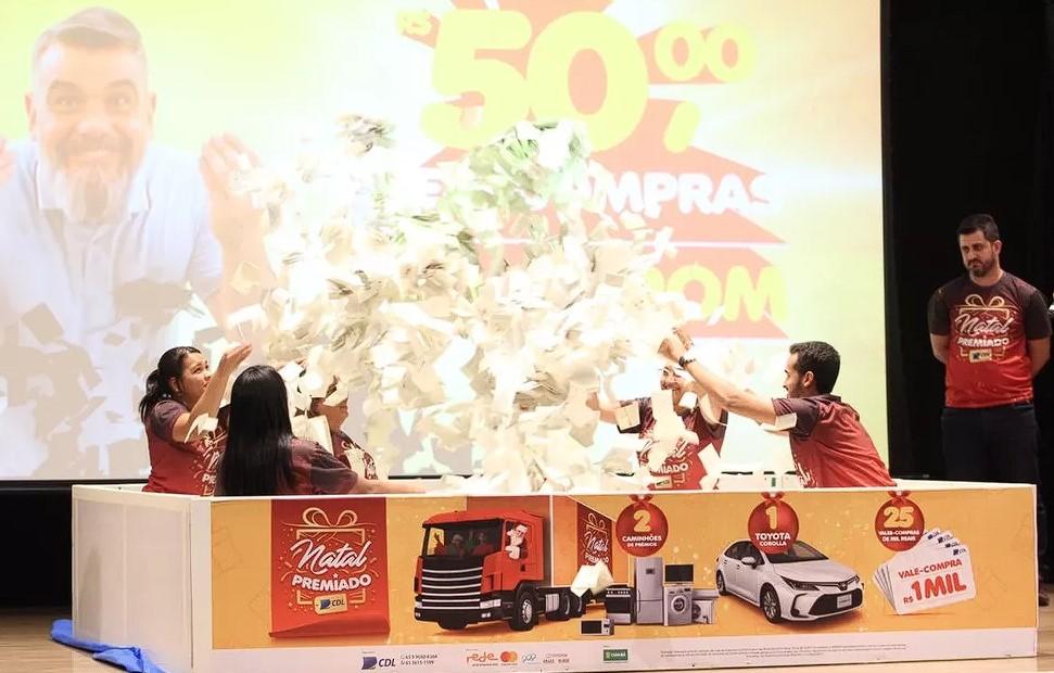 Consumidores luverdenses são premiados na campanha Natal Premiado CDL